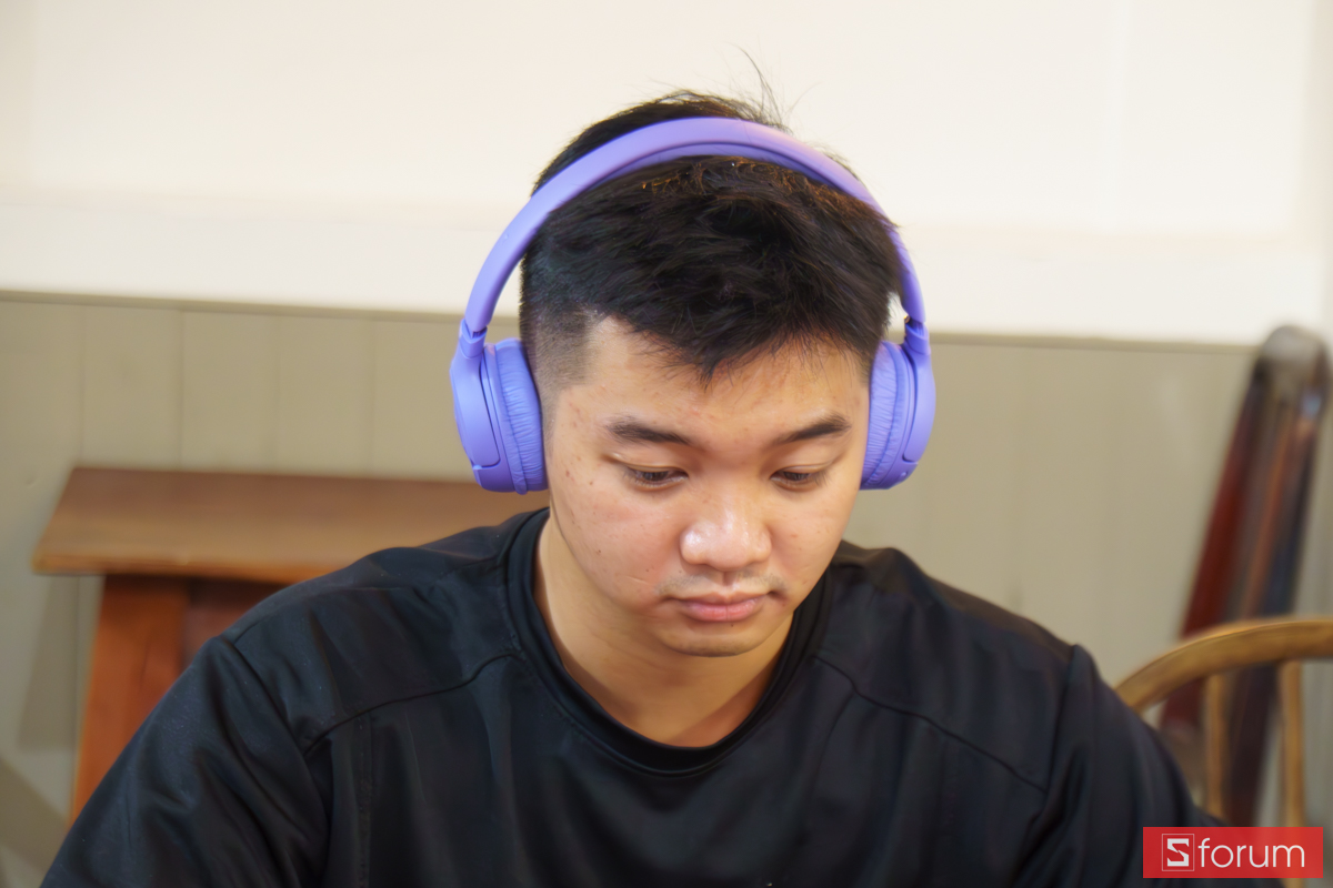 Người dùng đang đeo tai nghe on-ear JBL Tune 530BT màu tím trên đầu