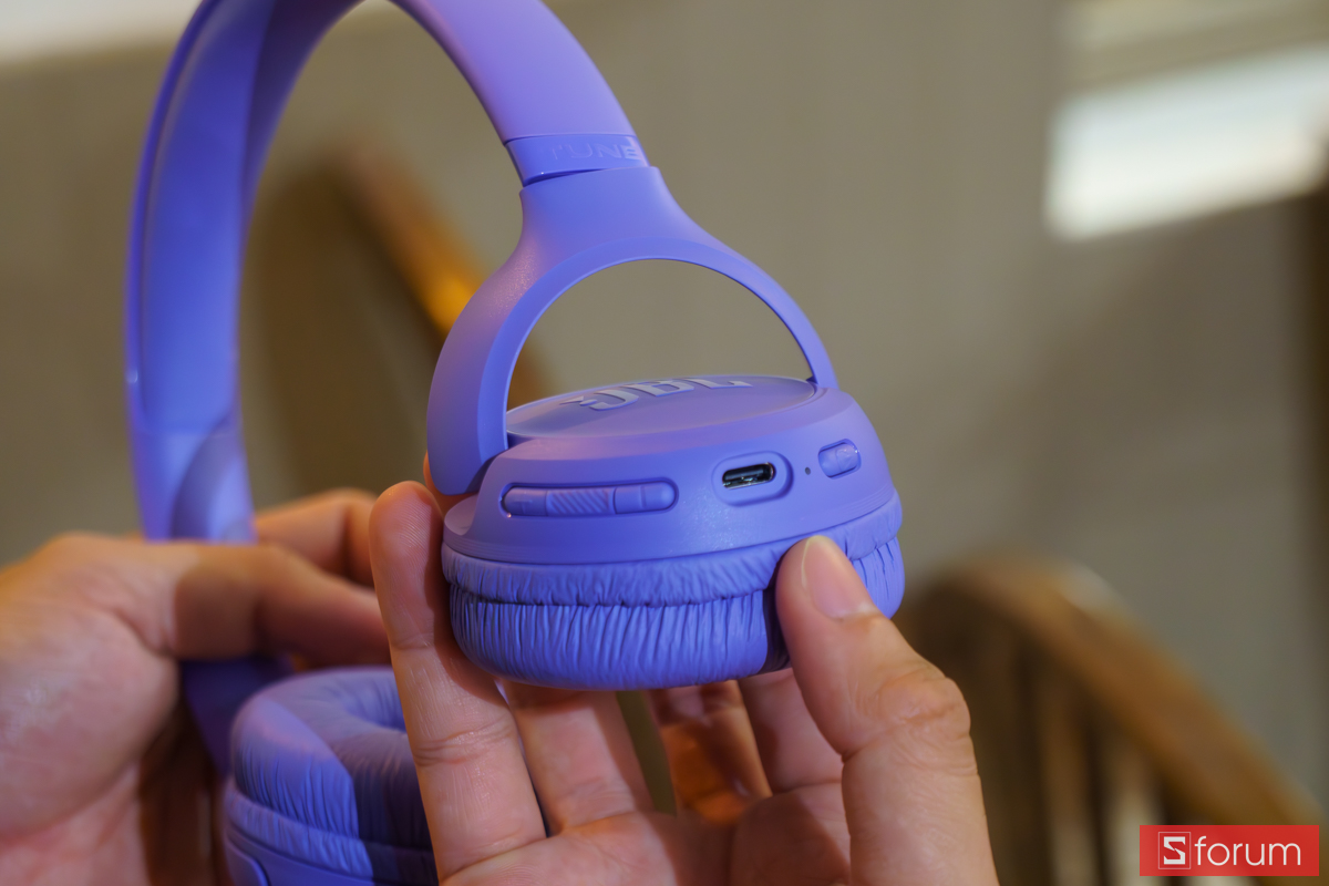 Cận cảnh cụm phím bấm vật lý và cổng sạc USB-C trên củ tai JBL Tune 530BT
