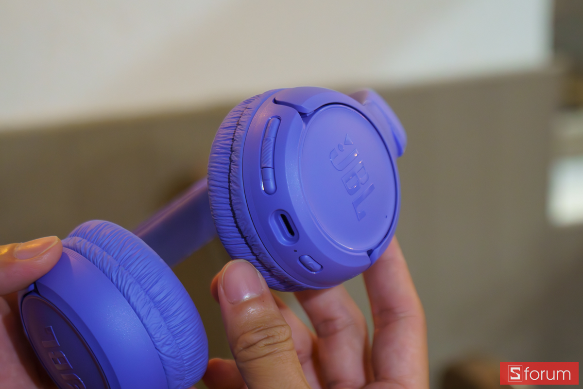 Chi tiết mặt ngoài củ tai JBL Tune 530BT cùng logo JBL in nổi