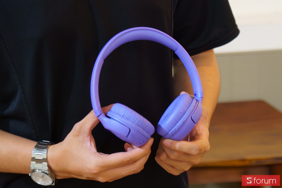 Cầm trên tay tai nghe JBL Tune 530BT màu tím gấp gọn phần củ tai