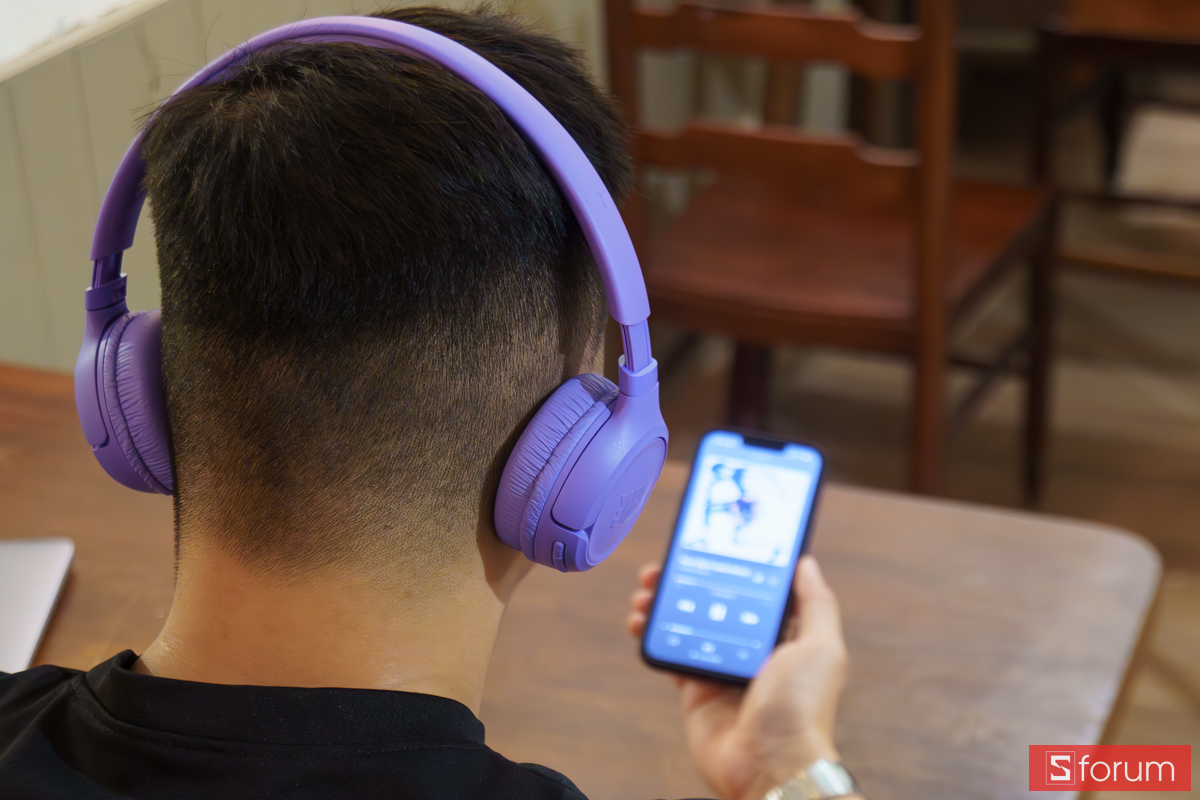 Góc nhìn từ phía sau người dùng đang đeo tai nghe JBL Tune 530BT