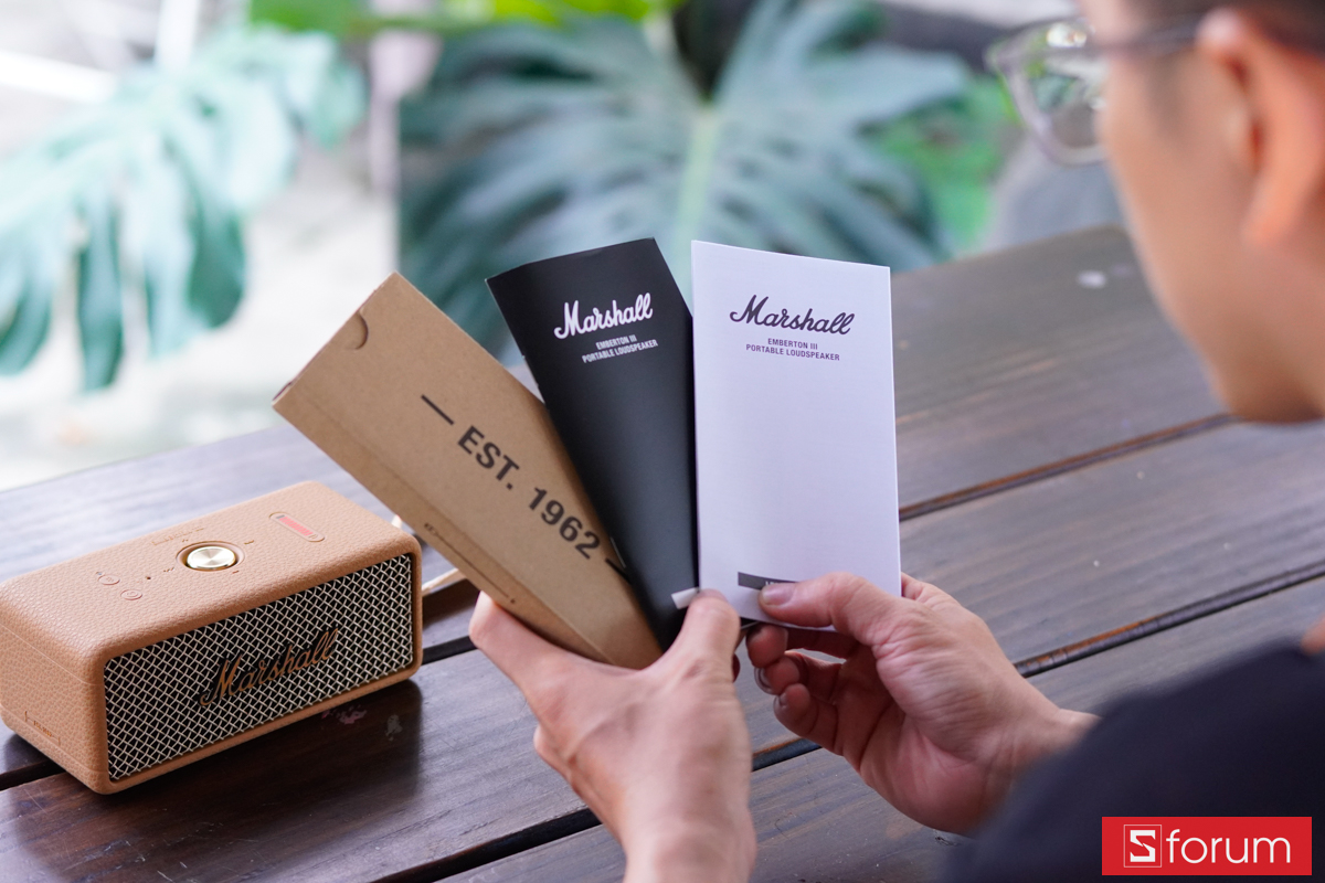 Mở hộp Marshall Emberton III cùng sách hướng dẫn và thẻ bảo hành