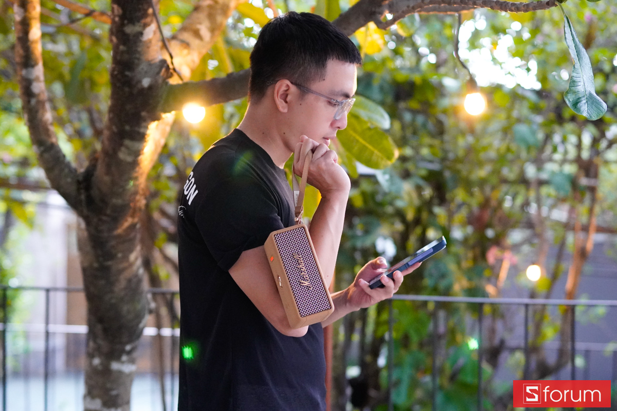 Đeo chéo Marshall Emberton III màu Nâu khi sử dụng ngoài trời