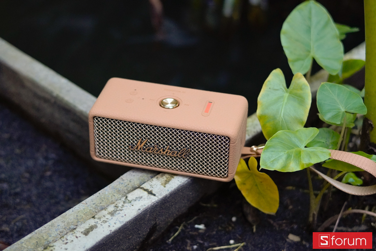Marshall Emberton III đặt cạnh hồ nước trong không gian sân vườn