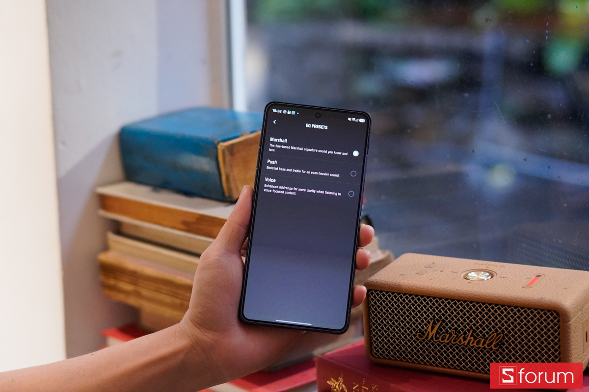 Các tùy chọn EQ của Marshall Emberton III trong ứng dụng
