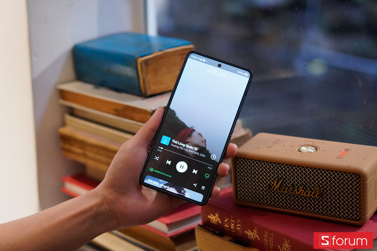 Nghe bản song ca Phương Mỹ Chi và RHYDER trên Marshall Emberton III