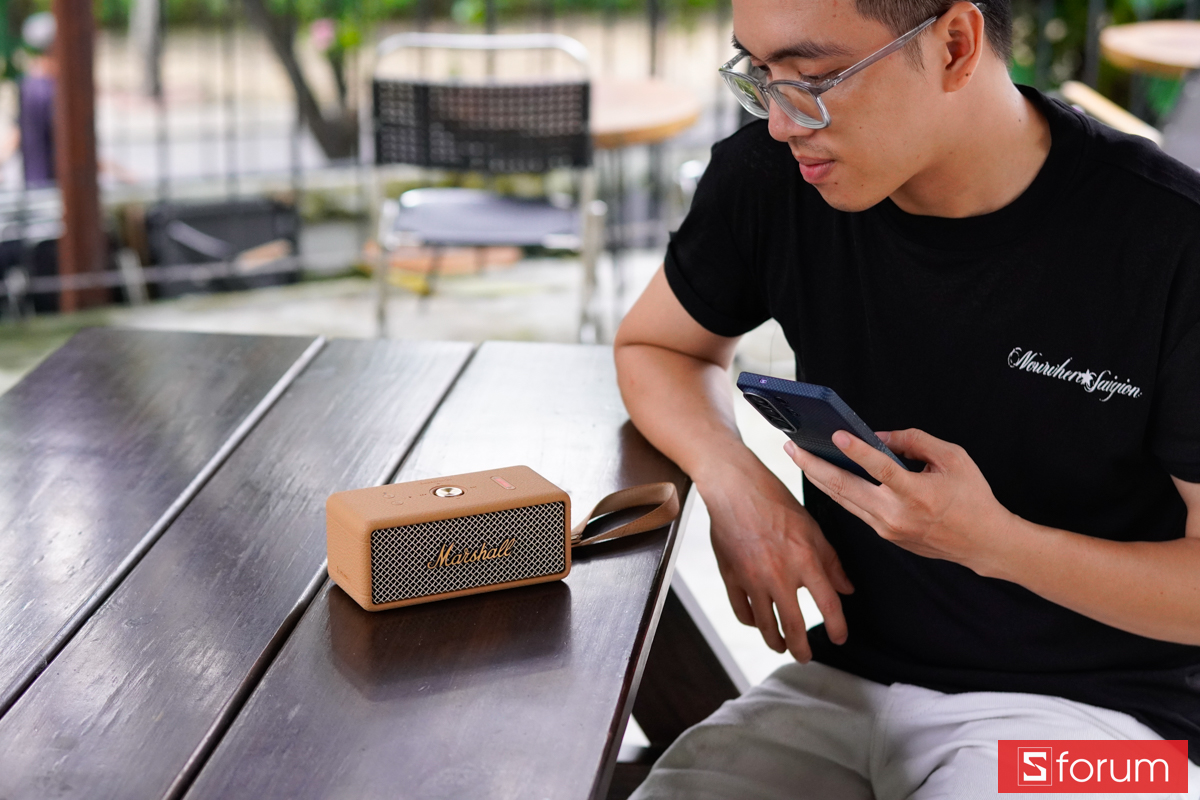 Trải nghiệm nghe nhạc với Marshall Emberton III trên bàn ngoài trời