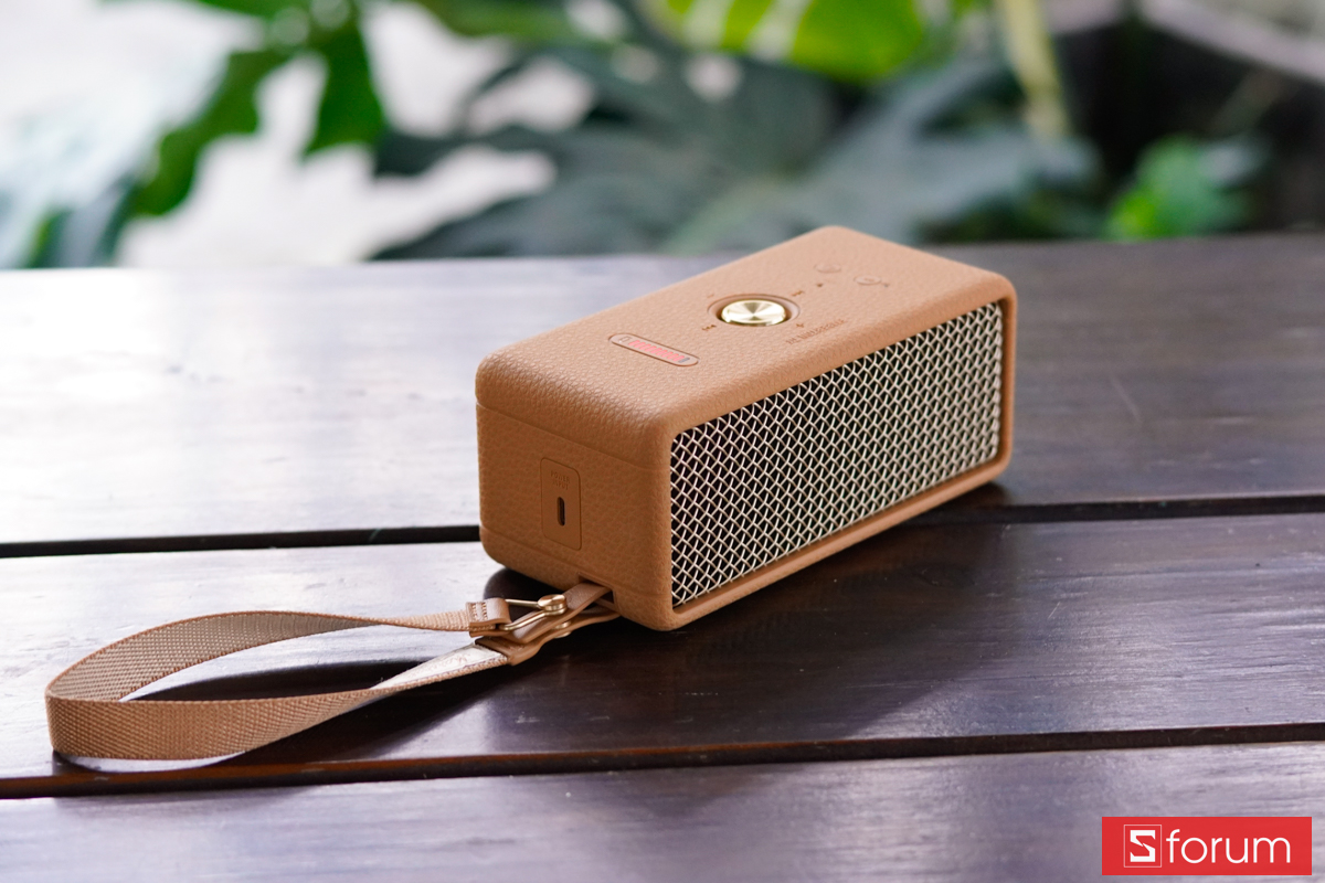 Mặt sau Marshall Emberton III cùng dây đeo đặt trên bàn gỗ