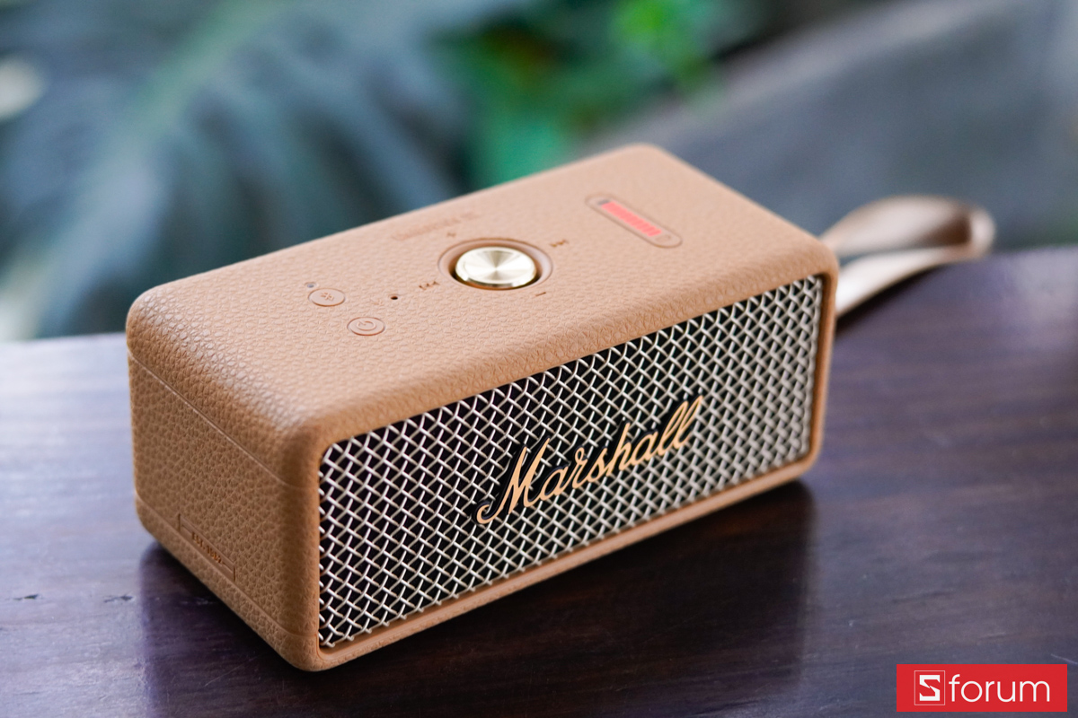 Cận cảnh mặt lưới và logo Marshall Emberton III màu Nâu