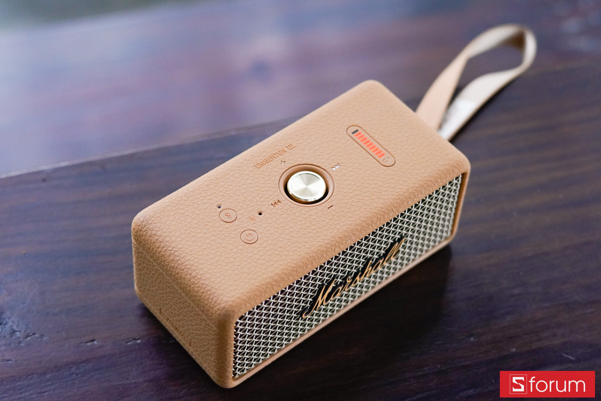 Cụm nút điều khiển và đèn báo pin của Marshall Emberton III
