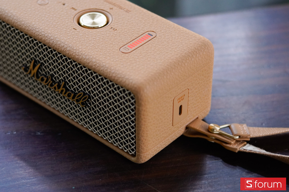 Cận cảnh cổng USB-C và móc dây đeo Marshall Emberton III
