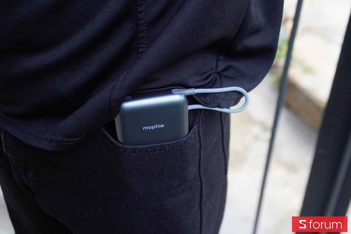 Góc nhìn cạnh trên và độ mỏng của pin dự phòng Mophie Essentials Snap+