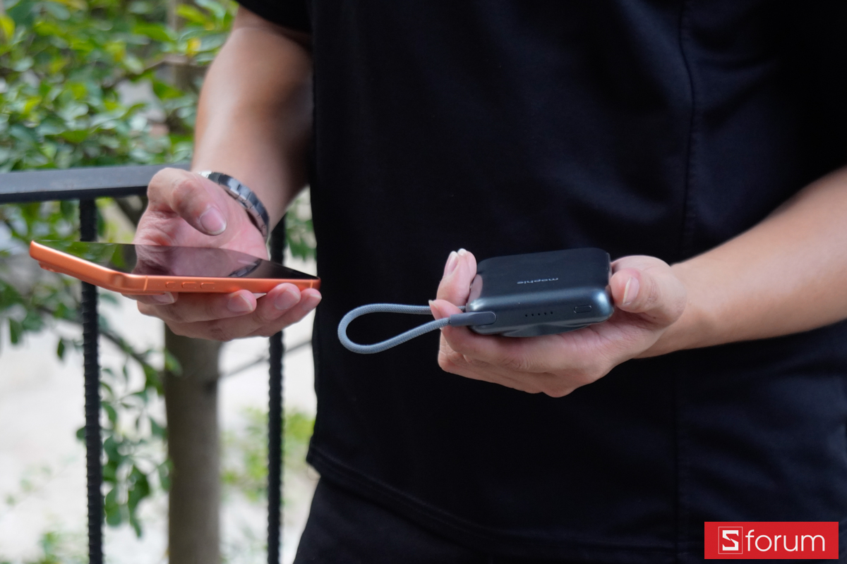 Trên tay pin sạc dự phòng Mophie Essentials Snap+ kích thước nhỏ gọn