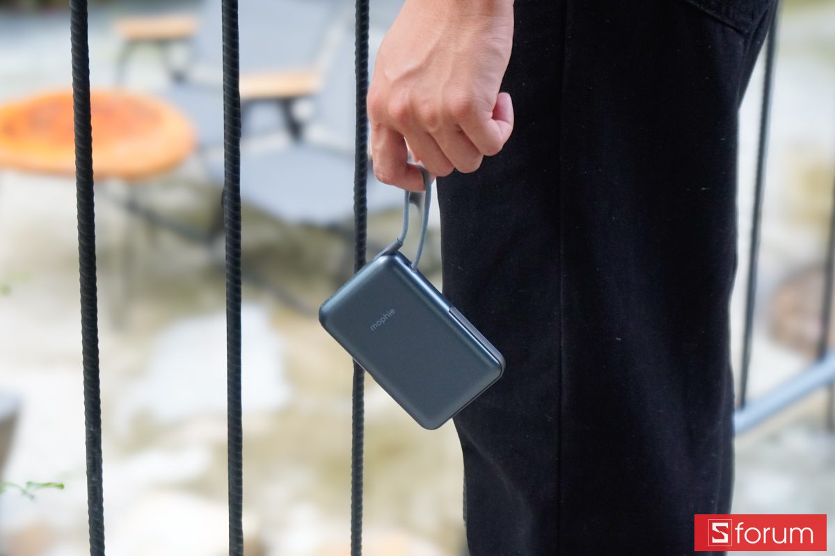 Góc nhìn cạnh trên và độ mỏng của pin dự phòng Mophie Essentials Snap+
