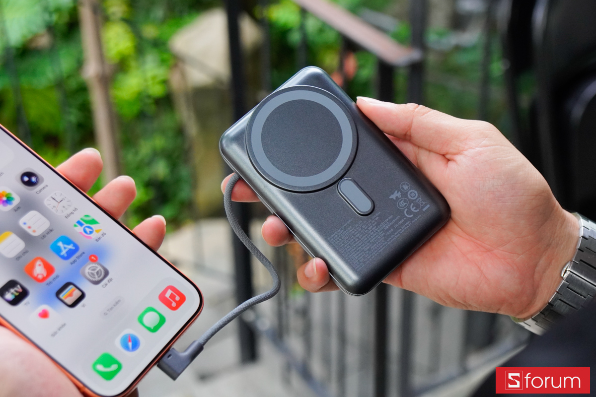 Sạc pin trực tiếp cho smartphone bằng cáp USB-C tích hợp trên Mophie Essentials Snap+