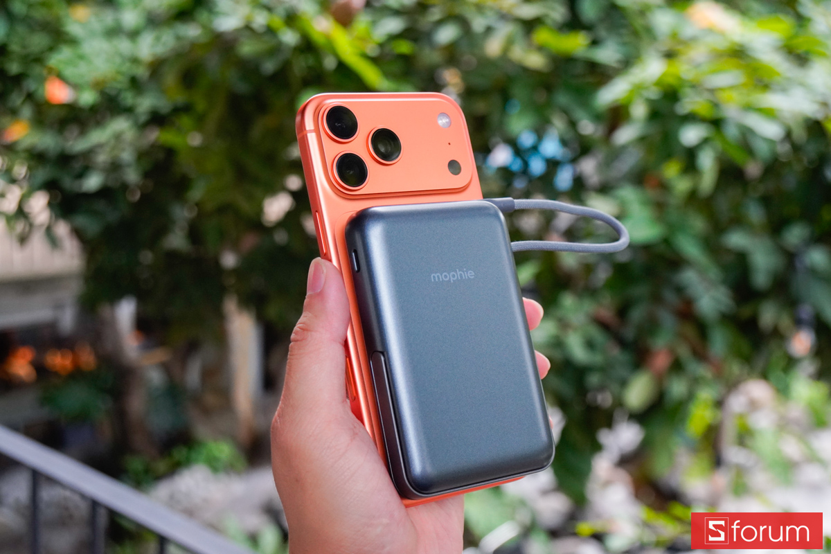 Pin sạc dự phòng Mophie Essentials Snap+ hít từ tính chắc chắn vào mặt lưng iPhone