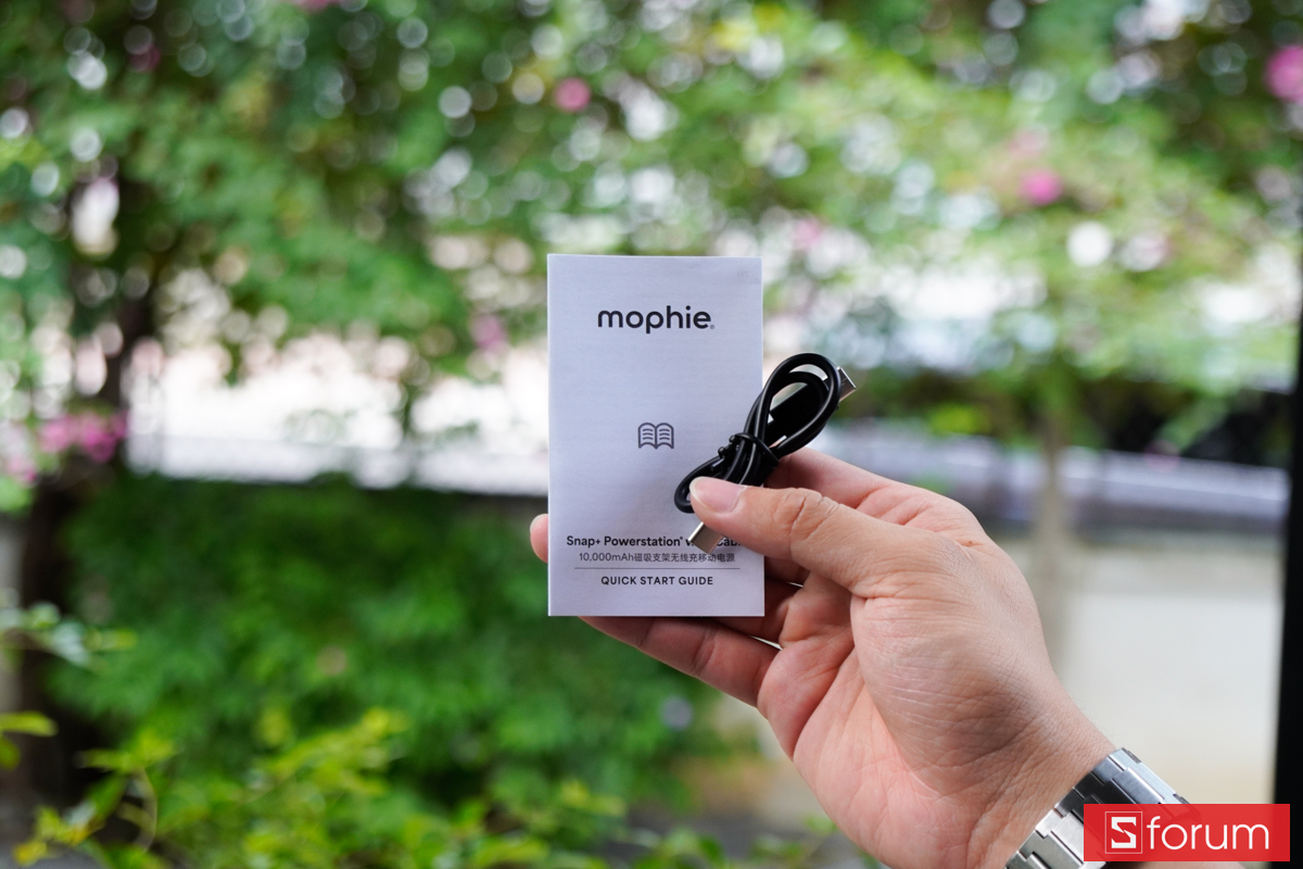 Sách hướng dẫn sử dụng và cáp USB-C đi kèm trong hộp Mophie Essentials Snap+