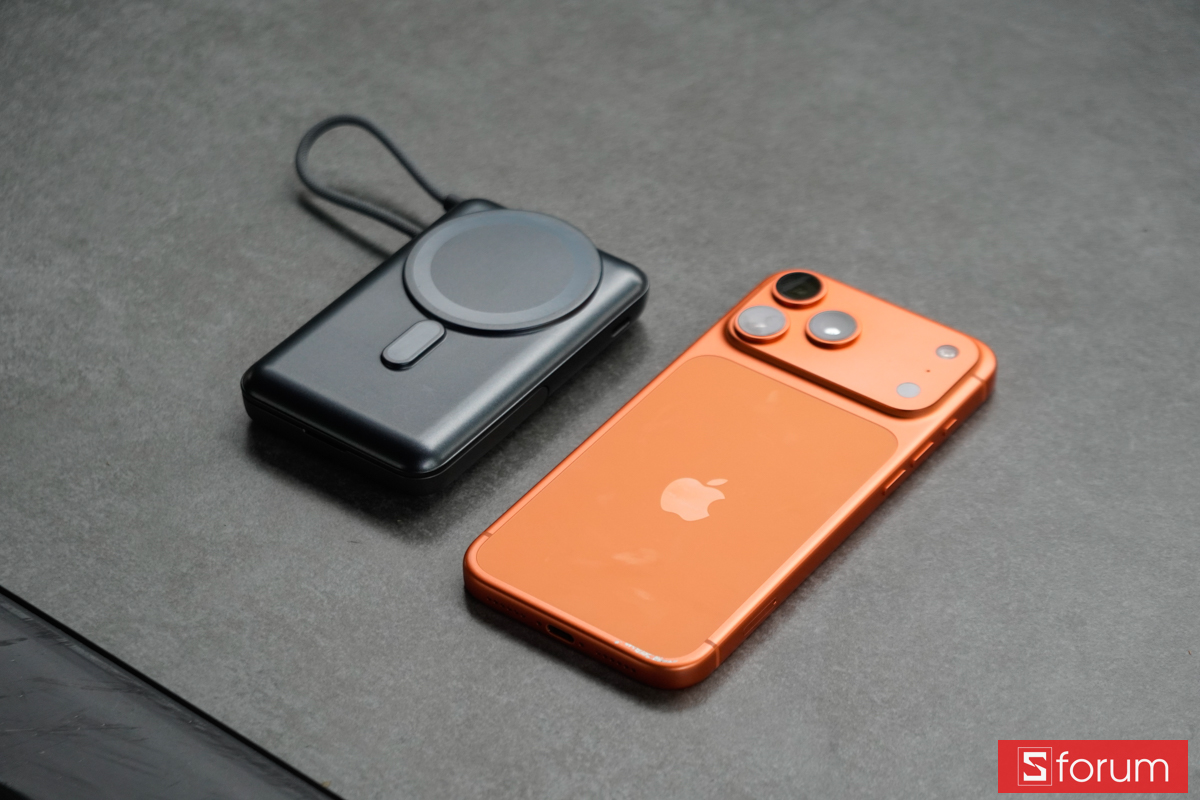 Góc nhìn cạnh trên và độ mỏng của pin dự phòng Mophie Essentials Snap+