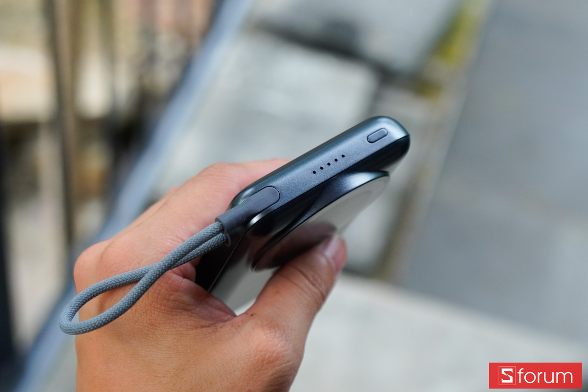 Cạnh bên và chân đứng kim loại gập gọn của pin dự phòng Mophie Essentials Snap+