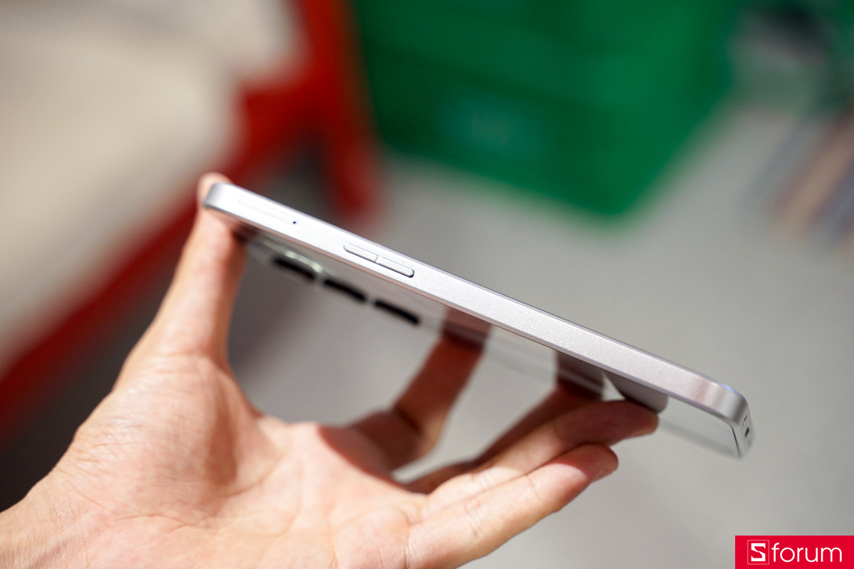 Cạnh bên của Nubia Neo Q5 5G được vát phẳng