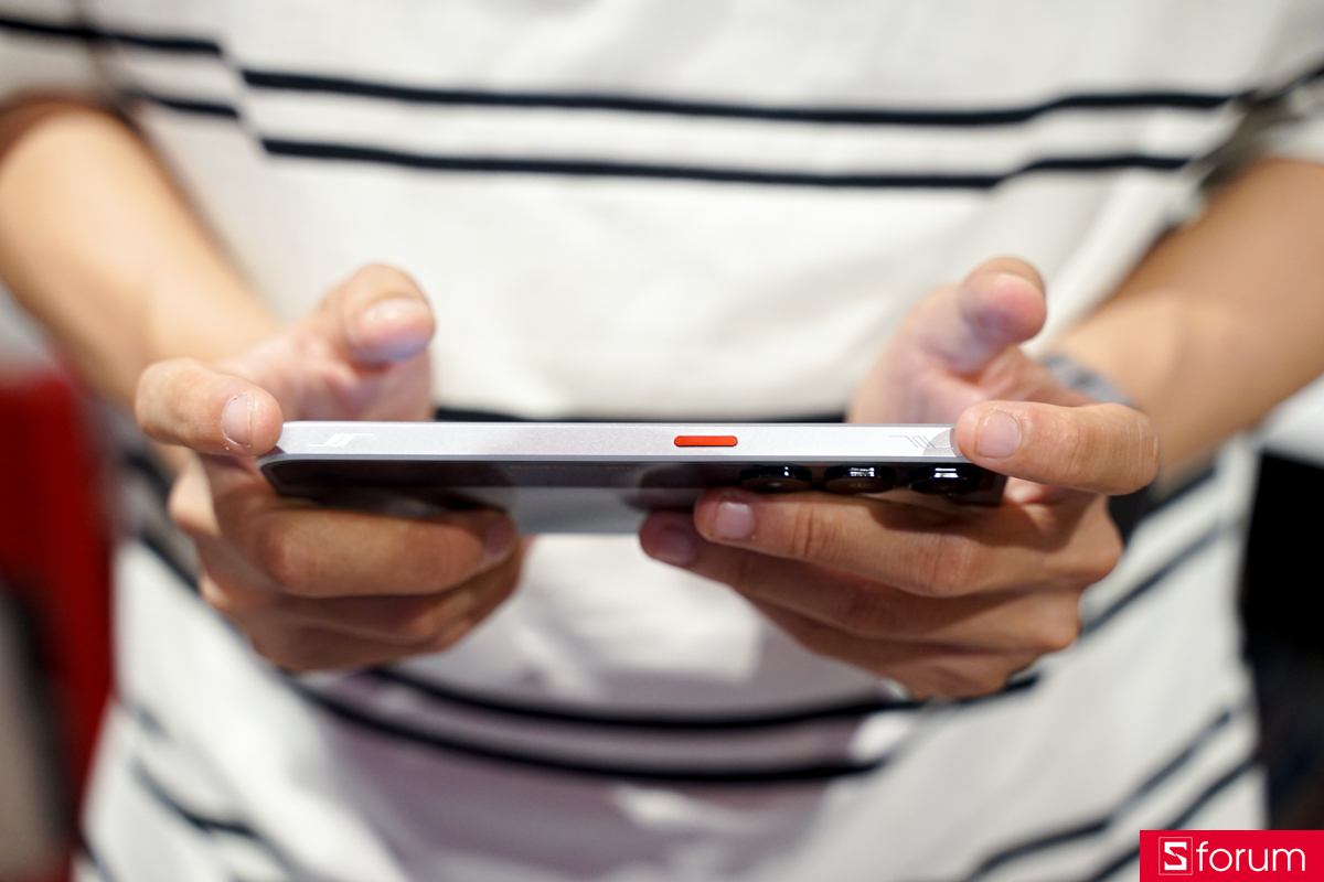 Vị trí đặt tay của 2 nút trigger trên Nubia Neo 5 5G