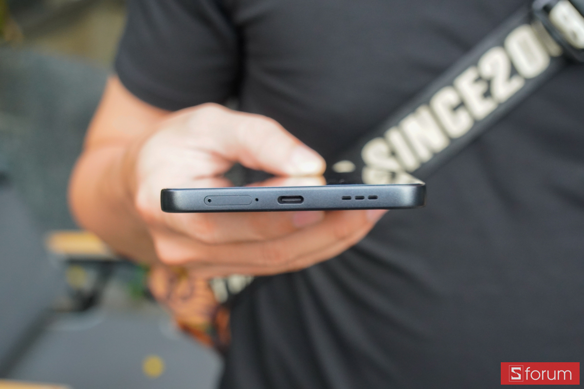 Nubia Neo 5 Max 5G cạnh dưới gồm khay SIM cổng Type-C và loa