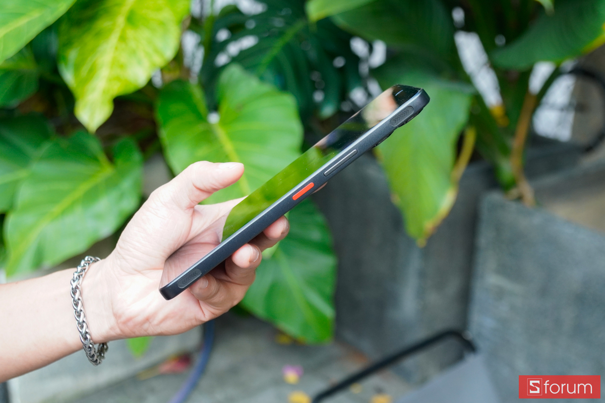 Nubia Neo 5 Max 5G cạnh phải chứa phím nguồn tích hợp vân tay