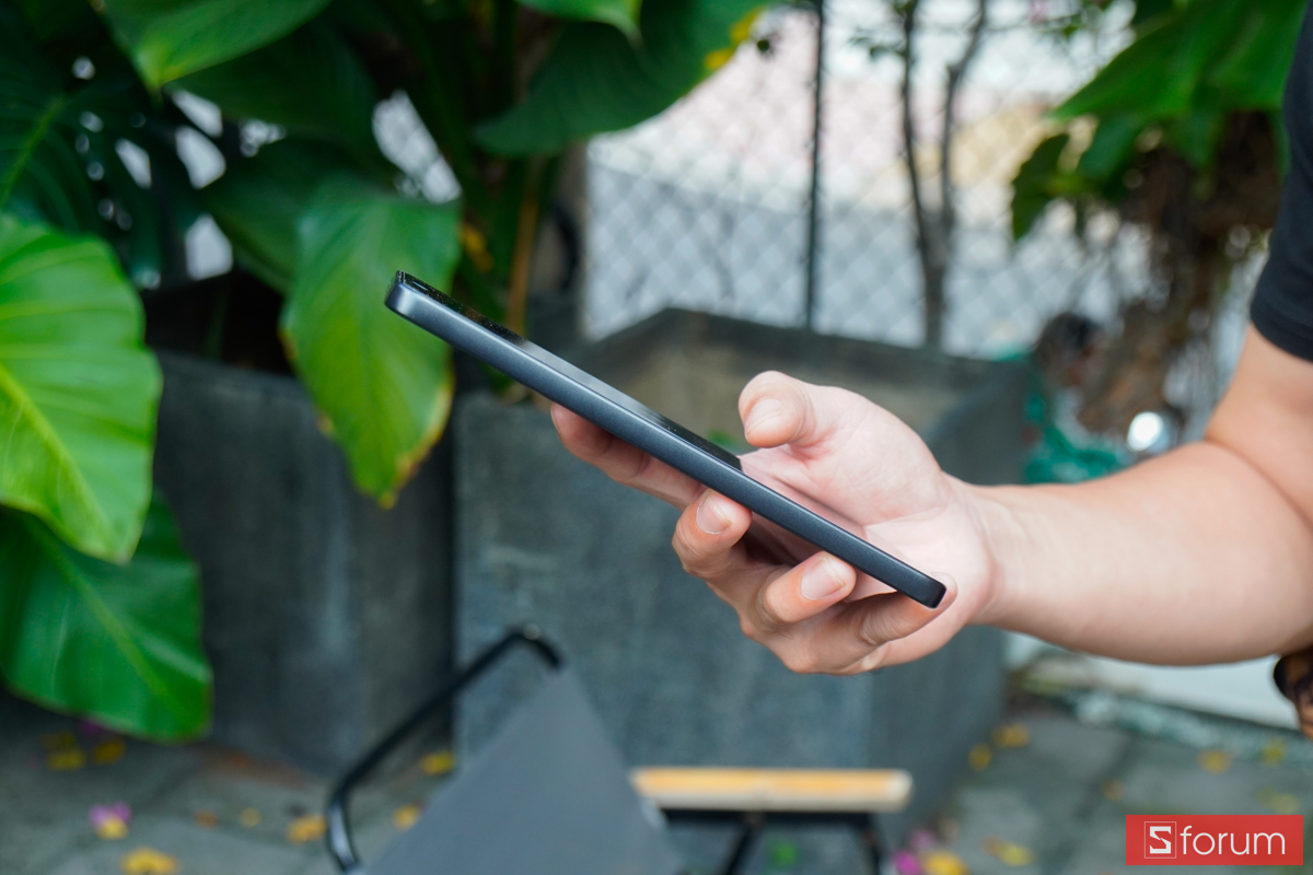 Nubia Neo 5 Max 5G cạnh trái phẳng làm từ nhựa 