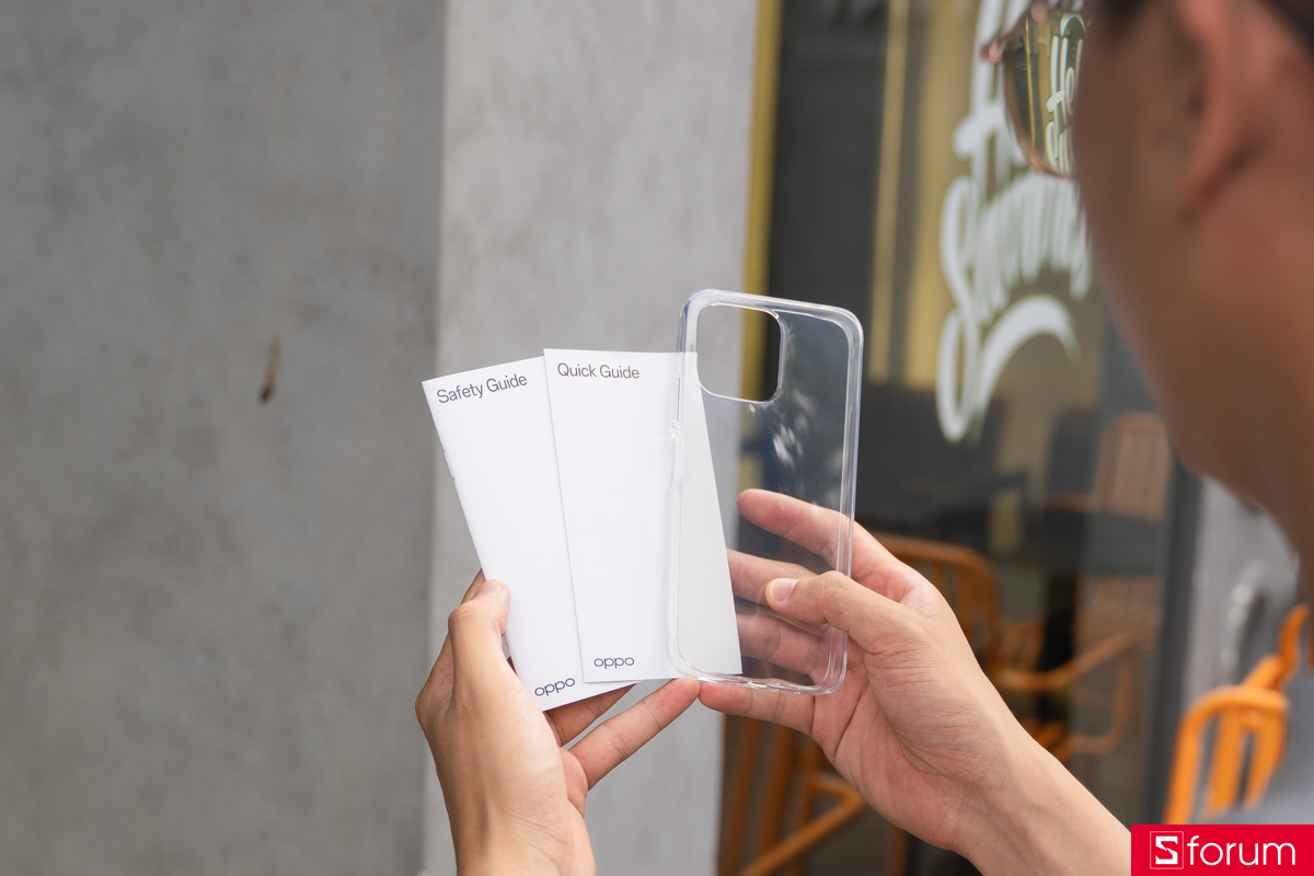 Trên tay OPPO A6t Pro cùng ốp lưng dẻo trong suốt