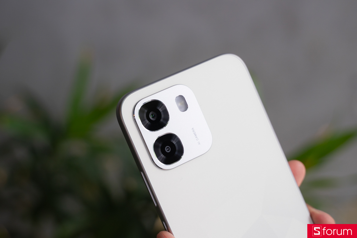 Trên tay OPPO A6t Pro có cụm camera sau gọn gàng