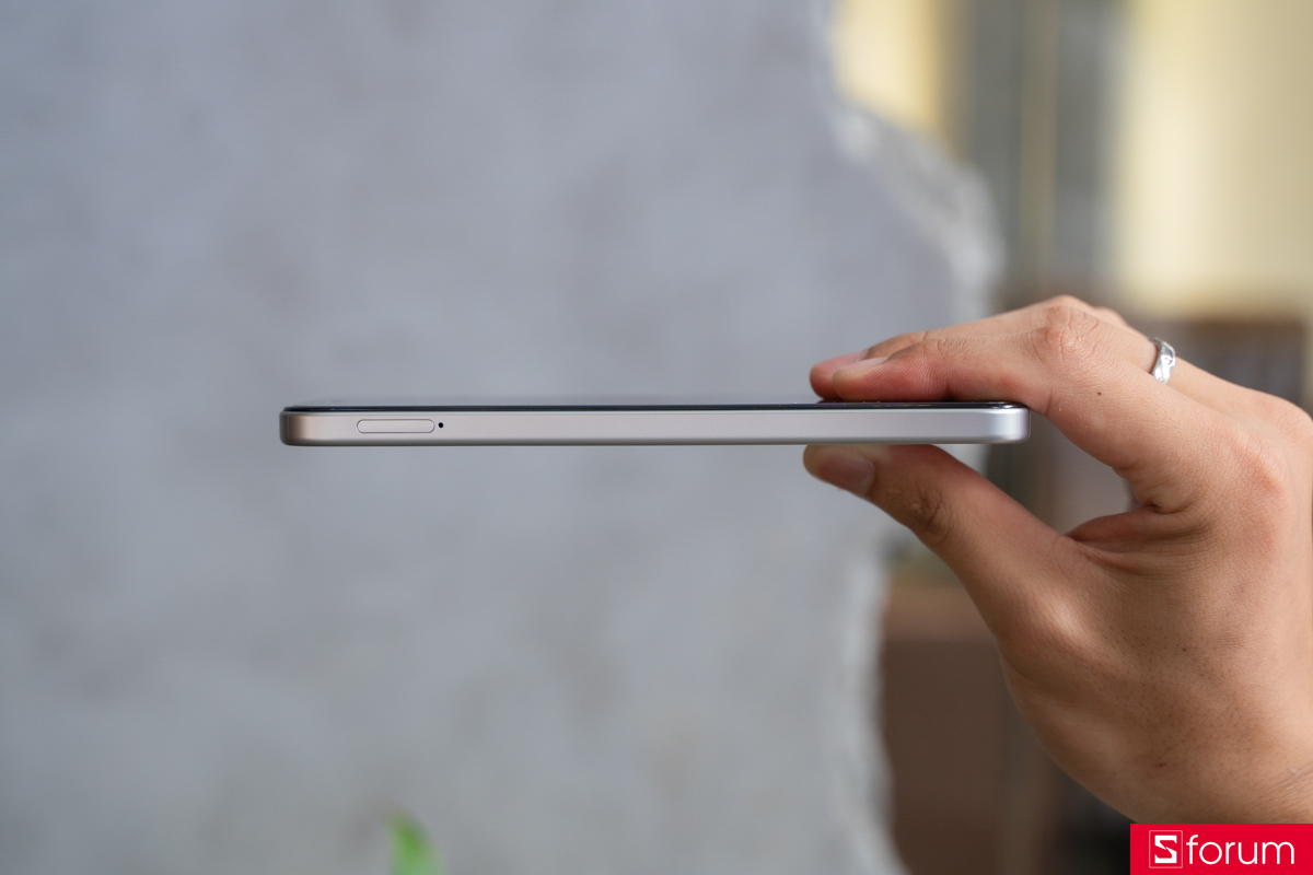 Trên tay OPPO A6t Pro với cạnh viền vát phẳng