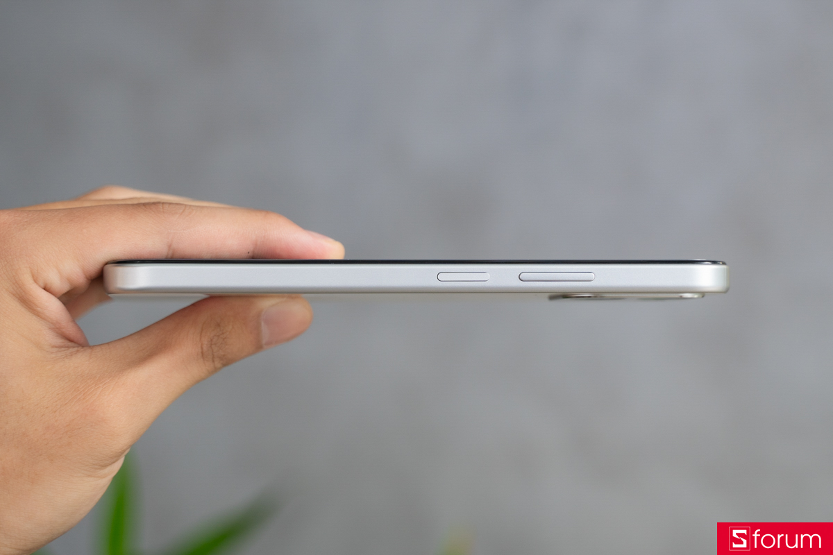 Trên tay OPPO A6t Pro với cạnh viền vát phẳng