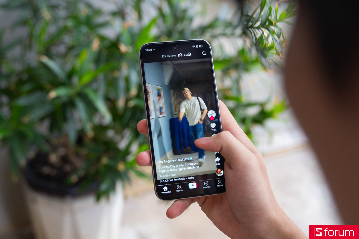 Cấu hình OPPO A6t Pro mượt mà khi lướt mạng xã hội