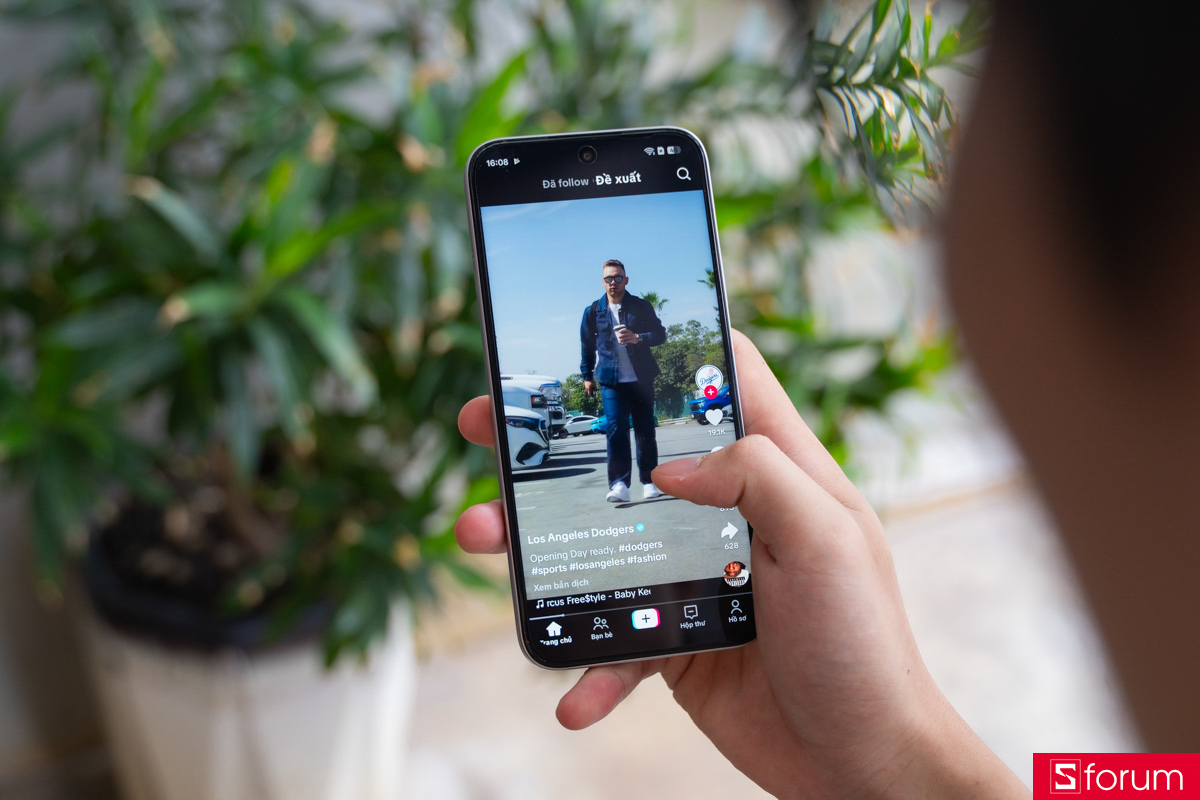 Trên tay OPPO A6t Pro lướt mạng xã hội rất mượt