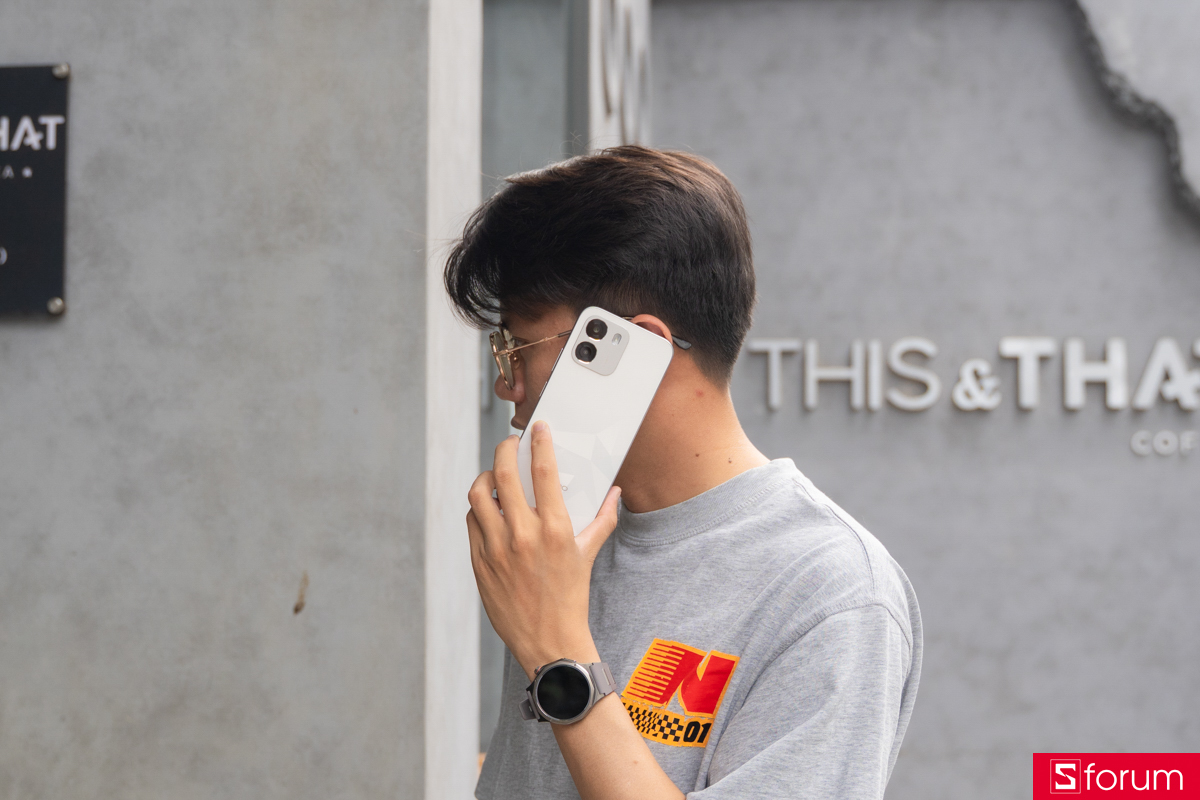 Trên tay OPPO A6t Pro nghe gọi liên tục ngoài trời