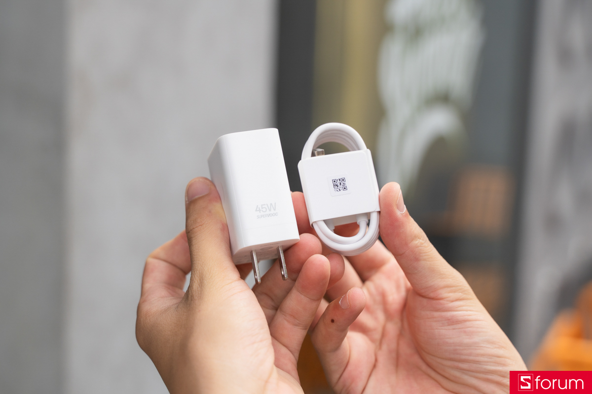 Trên tay OPPO A6t Pro kèm bộ cáp sạc nhanh 45W