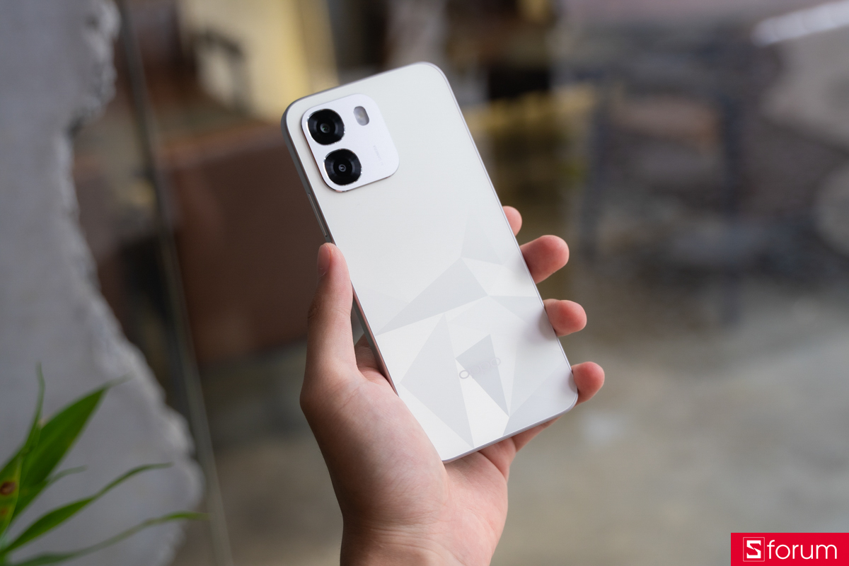Trên tay OPPO A6t Pro màu trắng vân kim cương