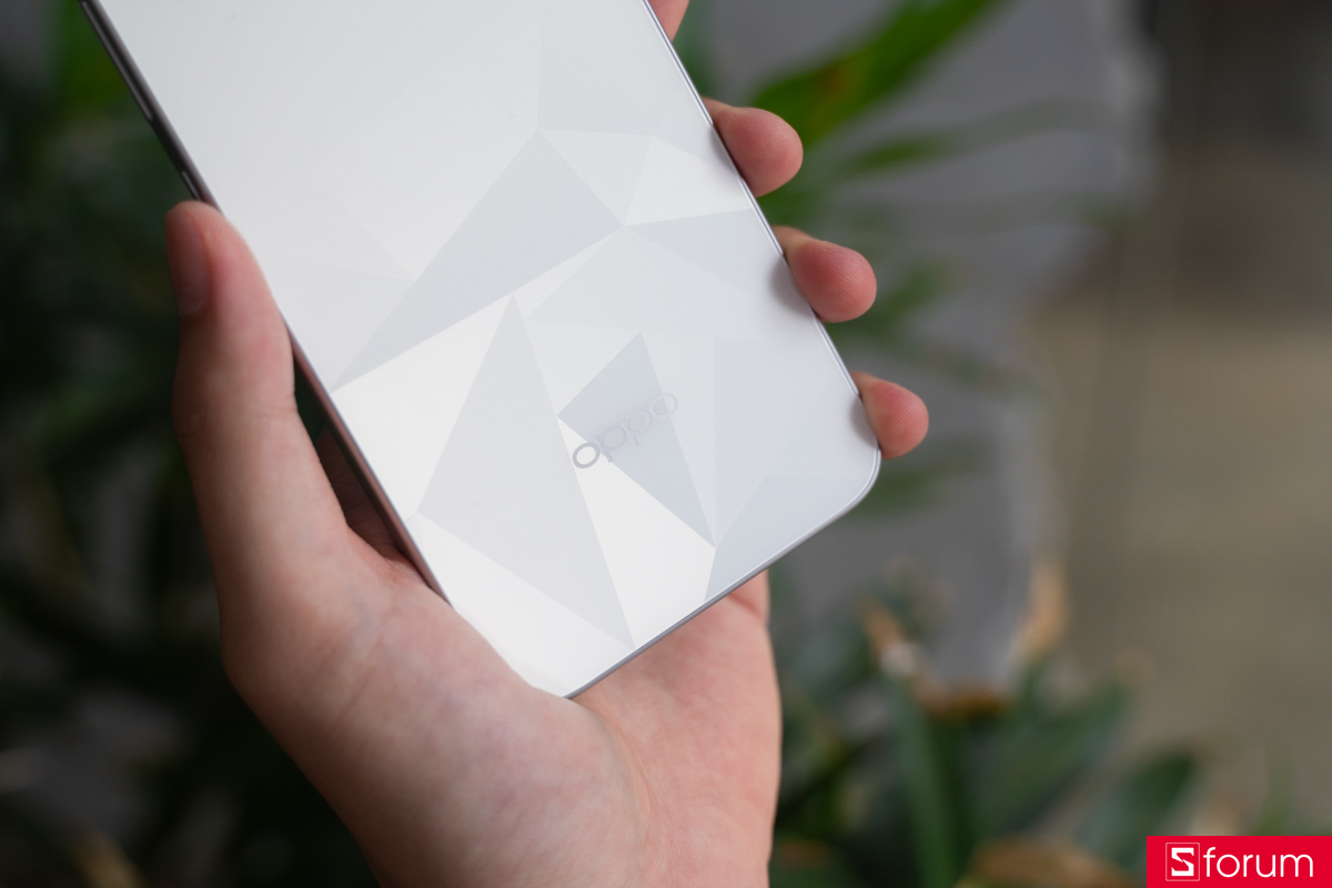 Trên tay OPPO A6t Pro với mặt lưng bắt sáng