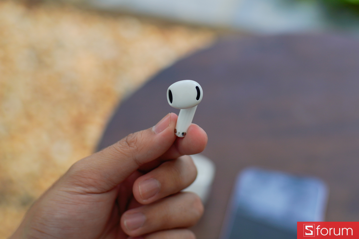 Cận cảnh hai bên tai nghe OPPO Enco Air5s đặt trên tay