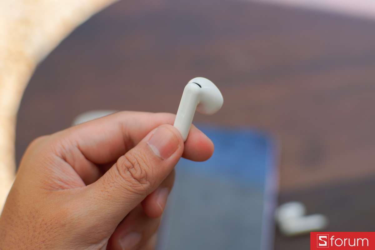 Cận cảnh hai bên tai nghe OPPO Enco Air5s đặt trên tay