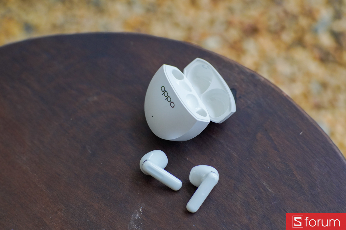 Hộp sạc và tai nghe OPPO Enco Air5s trên bàn
