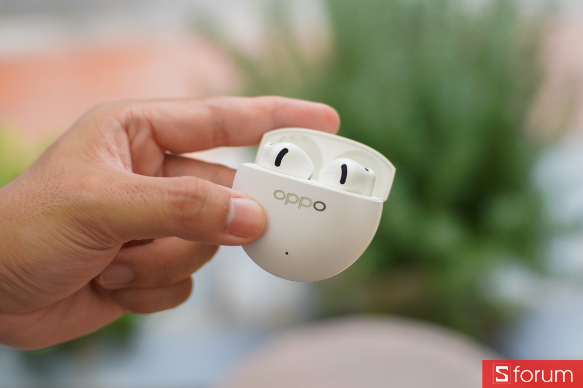 Mở nắp hộp sạc tai nghe OPPO Enco Air5s màu Trắng ngọc