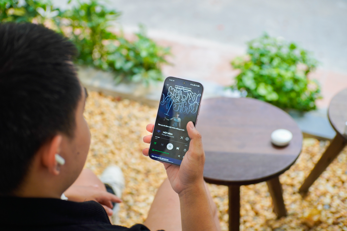 Phát nhạc trên điện thoại bằng tai nghe OPPO Enco Air5s
