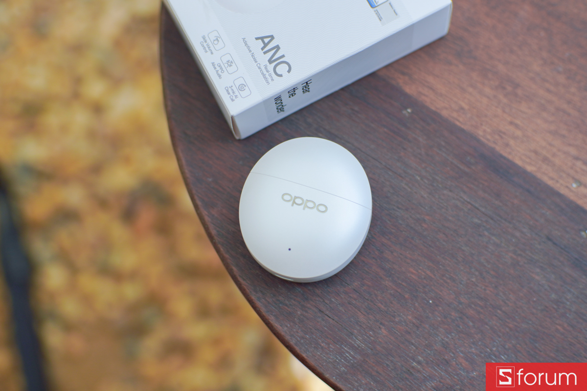 Tai nghe OPPO Enco Air5s và hộp sạc trên bàn