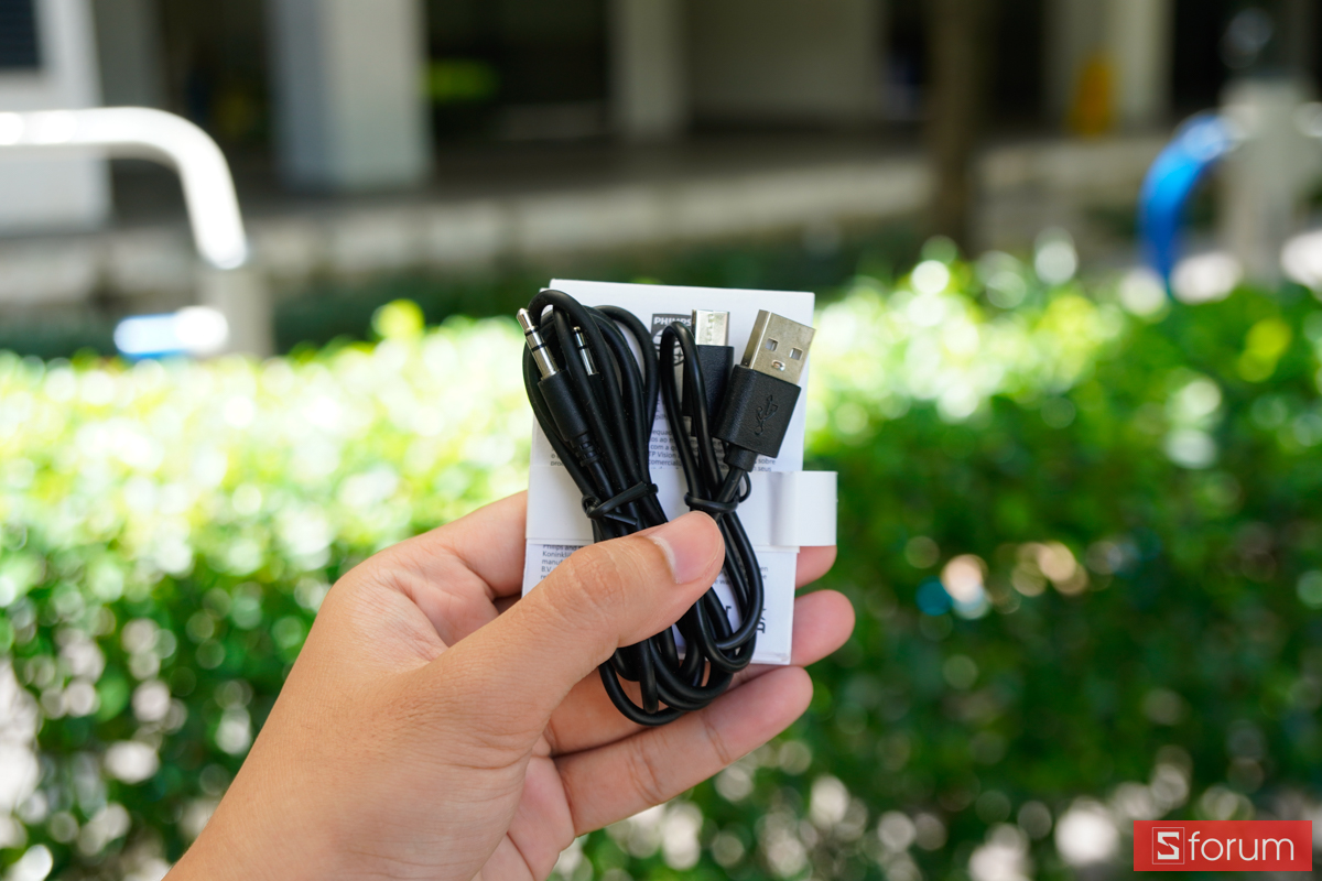 Phụ kiện đi kèm Philips TAH5519 gồm dây sạc USB-C, dây AUX 3.5mm và sách hướng dẫn