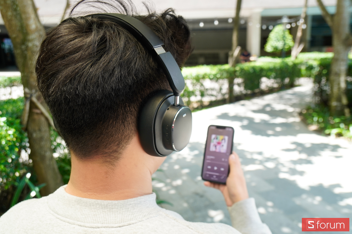 Nghe nhạc bằng Philips TAH5519 kết nối Bluetooth với điện thoại