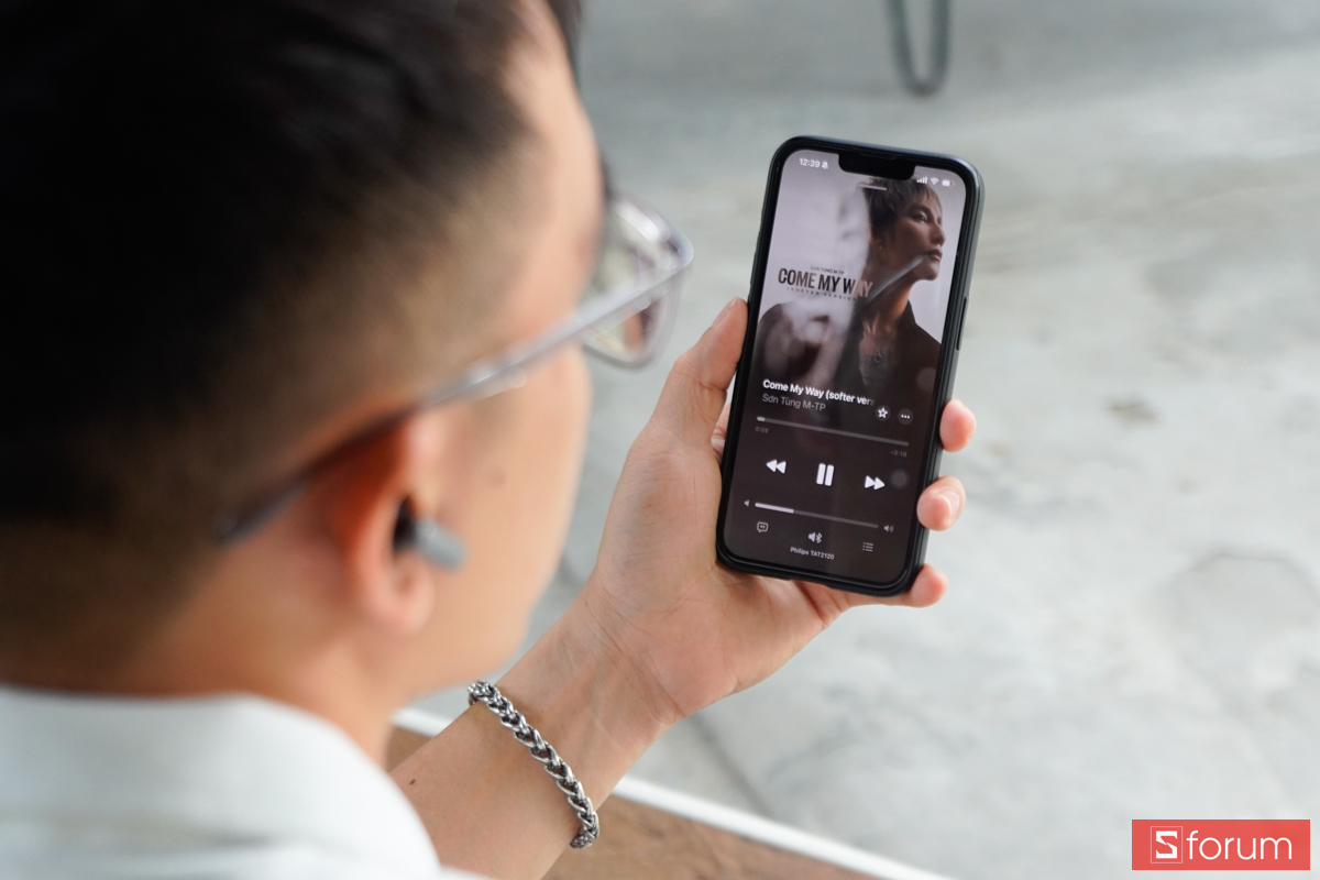 Tai nghe Philips TAT2120 giao diện đang phát bài hát Come My Way