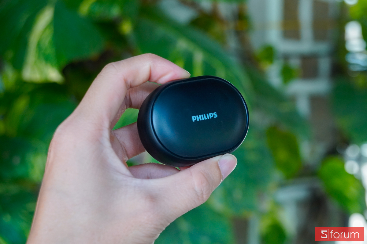 Tai nghe Philips TAT2120 ngoại quan hộp sạc lúc đóng