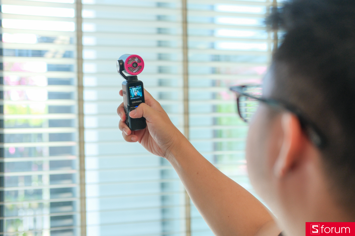 Dùng camera để chụp ảnh selfie trên quạt cầm tay GOOJODOQ GFS025