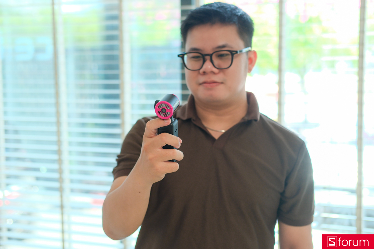 Tổng thể thiết kế độc đáo và hiện đại của quạt cầm tay tích hợp camera GOOJODOQ GFS025